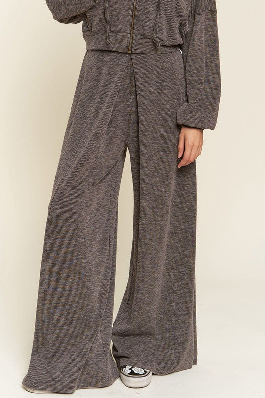 Pleated wide-leg pants