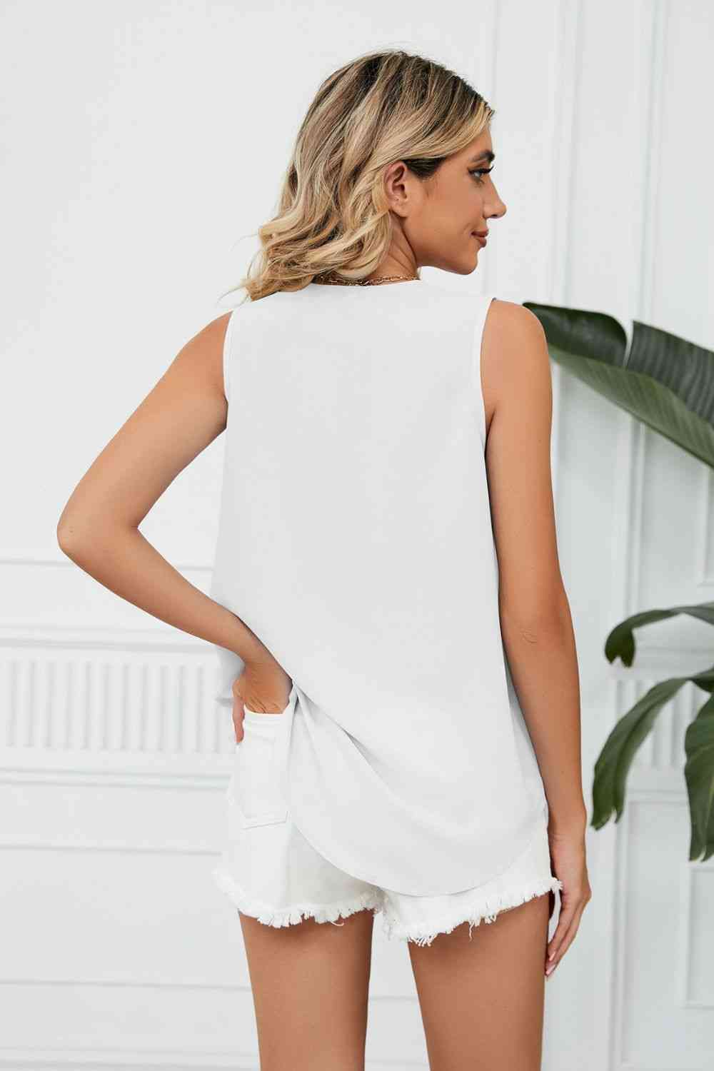 Contrast Trim Plunge Sleeveless Blouse